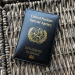 &Uuml;hinenud Rahvaste Organisatsiooni diplomaatilise passi kate meestele ja naistele. Eriagentuuri katted passide &uuml;lemaailmsele omanikule must