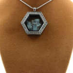 Pierres et Min&eacute;raux. Collier Aigue-Marine brut. Mod&egrave;le Hexagone.