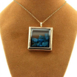 Pierres et Min&eacute;raux. Collier Apatite bleu neon brut. Mod&egrave;le carr&eacute;. Couleur Or rose.
