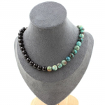 Pierres et Min&eacute;raux. Collier perles Chrysocolle de Namibie qualit&eacute; 7A + Agate noire 8 mm. Collier femmes, hommes. Taille personnali