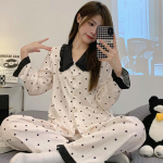 Pidžaama naiste siidist pikkade varrukatega pidžaama pidžaama &uuml;likond, lilledega tr&uuml;kitud Kvaliteetne j&auml;&auml;siidi, saab kanda ka v&auml;ljaspool kodu Pidžaamad XXL