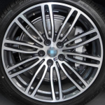 &Uuml;hildub BMW 5. seeria 525li, 535, 520, 530 ja 528 velgedega; saadaval 17 , 18 ja 19 alumiiniumvelgede ja rehvidega.