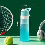 Suure mahutavusega plastikust pihustustopsid v&auml;ljas poistele ja t&uuml;drukutele, veepudelid, kaasaskantavad kukkumisvastased sporditopsid naistele. 650ML