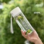 Suure mahutavusega v&auml;litingimustes veepudelipuhastus plastiktops Kaasaskantav kukkumisvastane veetass, &otilde;huga &uuml;les t&otilde;stetud joogid valge