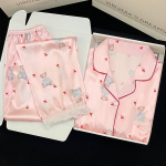 Pidžaama naiste siidist pikkade varrukatega pidžaama pidžaama &uuml;likond, lilledega tr&uuml;kitud Kvaliteetne j&auml;&auml;siidi, saab kanda ka v&auml;ljaspool kodu Pidžaamad M