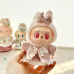 [Ainult riided] Esimese ja teise p&otilde;lvkonna v&otilde;tmehoidjad, riiete ripatsid, Labubu riided, klassikaline v&auml;ike l&otilde;hnav seelikukomplekt. excluding dolls