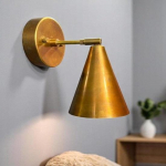 Messingist seinavalgusti kodu kaunistav lamp