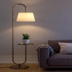 Moodne lauariiuliga p&otilde;randalamp, messingist antiikviimistlusega kuldne 5 jalga, k&otilde;rgus 25,4 cm, riiuli l&auml;bim&otilde;&otilde;t koos valkja lambivarjuga (Pakis 1)