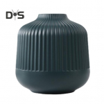 Plastikust lillevaas siseruumides, &otilde;ues, kaasaegne p&auml;ris kuivatatud lillehoidja lilleseade konteiner elutuba magamistoa laua keskosa kaunistus piimvalge v&auml;rv