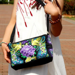 &Otilde;lakott Yunnani etnilise stiiliga tikitud kott Crossbody kott Naiste kott suurendatud kolme lukuga riidest kott Suure mahutavusega kandikott 27x9x18cm must