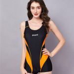 Sport &uuml;hes t&uuml;kis &otilde;huke Boxer ujumistrikoo, mis katab k&otilde;htu ja &otilde;huke naiste &uuml;hes t&uuml;kis ujumistrikoo rannas ujumistrikoo Spordi ujumistrikoo XXXXXL