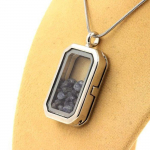 Pierres et Min&eacute;raux. Collier Saphir brut. Mod&egrave;le rectangle &agrave; pans coup&eacute;s.