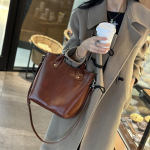 Naiste kott Ristkorpuskott Suure mahutavusega &auml;mbrikott K&otilde;rge kvaliteediga &otilde;lakott tumepruun v&auml;rv