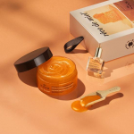 Nuxe Revd Miel Body Scrub 175ml gift plan (+ 10ml dry oil, wood scoop provided)