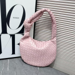 K&auml;sitsi kootud poolkuu kott - S&otilde;lmitud &uuml;he &otilde;la kaenlaalune kandekott Large (45*15*26cm)
