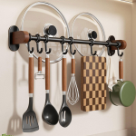 K&ouml;&ouml;gis rippuv riiul Poti-pannide mitmeotstarbeline riidepuu toiduvalmistamisn&otilde;udele