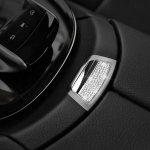 Styling keskkonsooli k&auml;etoe kasti l&uuml;liti nupu katte trimm Mercedes Benz W213 E klassi E200L E300 kroomi jaoks