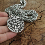 ODINI Vegvisir s&uuml;mbol norra ruuniline ripats meeste kaelakee Viikingi ruunid Vegvisir Kompass Hingeehted h&otilde;be