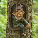 Uksest v&auml;ljas / aken Tree Hugger Naughty Garden Gnome Statue Tree Decor