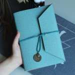 A5 rihmadega disainitud &uuml;li&otilde;pilase m&auml;rkmik, &auml;ri lahtiste lehtedega m&auml;rkmik, m&auml;rkmepaber, koosoleku protokollid, p&auml;evik, vahetatavad sisulehed, k&auml;sitsi peetav arvestusraamat A5