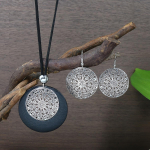 1 paar k&otilde;rvar&otilde;ngaid + 1 kaelakee, retro-lillede kujundus, mis sobib igap&auml;evaseks peovarustusega, aksessuaarid, h&otilde;imuehted, ideaalne kujundus s&uuml;gisel ja talvel h&otilde;be