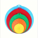 Silikoonist imemiskaante komplekt &ndash; 5 tk korduvkasutatavad kuumakindlad kaaned kausside, tasside, taldrikute, pottide, pannide jaoks &ndash; mikrolaineahi, pliit, k&ouml;&ouml;gitarbed