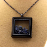 Pierres et Min&eacute;raux. Collier Benitoite brut. Mod&egrave;le carr&eacute;. Couleur Noir.
