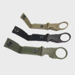 Kaasaskantav taktikaline nailonist veepudeliklamber koos multifunktsionaalse pandlaga v&auml;litingimustes must