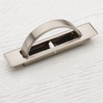 Tatami peidetud uksek&auml;epidemed tsingisulamist s&uuml;vistatavad p&otilde;randakapi k&auml;epideme nupud h&otilde;be