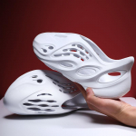 Korea versioon moekad Kanye kookosp&auml;hkli meeste ja naiste suured suurused EVA astumine sitta rannajalatsid sandaalid 41 valge