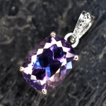 Loodusliku v&auml;rvimuutusega aleksandriidi ripats 23 ct 925 sterlingh&otilde;be SERTIFITSEERITUD 14.4 mm approx. mitmev&auml;rviline