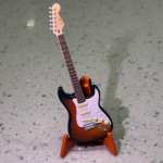 BANDAI Fenderi elektrikitarri tegevuskujude mudel Kapselm&auml;nguasi Muusikainstrumendi stseenikaunistus Lauaplaadi kaunistus Laste kingitused gray