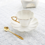 Keraamiline elegantne Flower Bone China kohvitass alustassiga valgest portselanist Phnom Penhi kontoriteekass Kodukohvik Espressotass With spoon