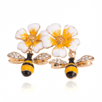 Mood k&otilde;rgekvaliteedilised lilled, kaks mesilast, kivipross, trendikas metsikute putukate rindkere ornament