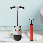 Pogo h&uuml;ppepalli h&uuml;ppeline harjutus, poiste t&uuml;drukute laud koos kerge k&otilde;rgust h&uuml;ppava m&auml;nguasjaga treeninguks must