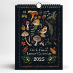 Dark Forest Lunar Calendar 2025 sisaldab 12 originaalillustratsiooni, mis on joonistatud kogu aasta jooksul 12 igakuist v&auml;rvilist seinakalendri