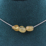 Pierres et Min&eacute;raux. Collier 3 perles Apatite jaune de Madagascar. Chaine en acier Collier femmes, hommes. Taille personnalisable. kollane