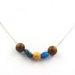 Pierres et Min&eacute;raux. Collier perles bois 8 mm + Apatite bleu du Br&eacute;sil Chaine en acier inoxydable.