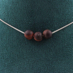 Pierres et Min&eacute;raux. Collier 3 perles Oeil de Tigre rouge mat 8 mm. Chaine en acier Collier femmes, hommes. Taille personnalisable.