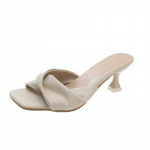 Mood lihtsad naiste sussid, jalad, k&otilde;rged kontsad, &uuml;hev&auml;rvilised mugavad vabaaja sussidMoodsad sussid 35