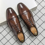 2024 Kuum M&uuml;&uuml;k Meeste Terava Otsaga Nikerdustega Plokk Formal Leather Shoes Moodsad Uued Meeste Paeltega &Auml;ri-Vabaaja Nahkkingad 38 pruun