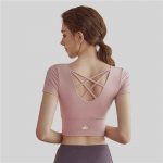 Alo Yoga Naiste l&uuml;hikeste varrukatega t-s&auml;rk rinnapatjadega fitnessi ja pilatese jaoks S (Weight 80-100 lbs)