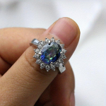 Liialdatud s&otilde;rmus, inkrusteeritud suur kalliskivi, peegeldav v&auml;rvilised tuled, mis sobivad igap&auml;evaste r&otilde;ivastega Vapustav peoaksessuaar 6