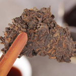 Klassikaline Pu'er tee k&uuml;ps teekook 357 g Menghai iidse puu puhastest koostisosadest