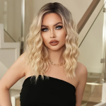 Elegantne blond parukas tumedate juurtega - Liimivaba, vesilaine ja vabad lokid - Algajas&otilde;bralik, keskmise lahknemisjoonega, s&uuml;nteetiline juus k&otilde;ikidele naistele 20inch