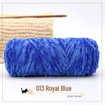 K&auml;sitsi kootud &scaron;enillkullast sametist paksu keermega mitmev&auml;rviline l&auml;ikiva viimistlusega konks.