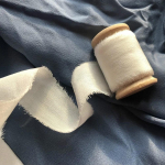 Ehtne puhtast siidist pael tikandiga satiinpuuvill toore servaga k&auml;sit&ouml;&ouml;ks pulmapidu pruudikimp kutsetele maaelulik stiil 2.5cm x 5m valge