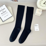 Jaapani stiilis mustad ja valged &uuml;le p&otilde;lve ulatuvad kompressioonsokid h&uuml;ppen&ouml;&ouml;ri ja fitnessi jaoks calf, 35-40 valge