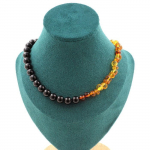 Pierres et Min&eacute;raux. Collier perles Ambre v&eacute;ritable de la mer Baltique + Agate noire 8 mm. Collier femmes, hommes. Taille personnal must