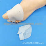 Silikoonist Hallux Valgus Korrektor: Kolme auguga varvaste eraldaja esijala padjaga suure varba kattumise v&auml;ltimiseks.